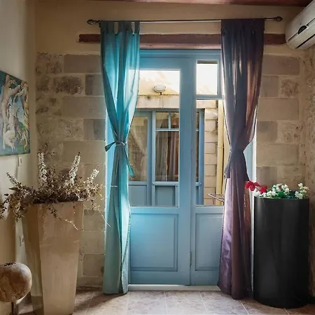 Epavlis Villa, Plaka Villa *