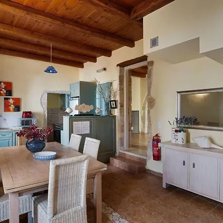 Epavlis Villa, Plaka
