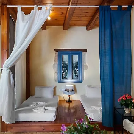 Epavlis Villa, Plaka Kalyves