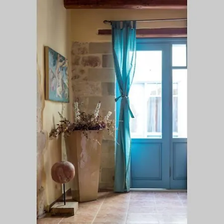 Epavlis Villa, Plaka Villa Kalyves